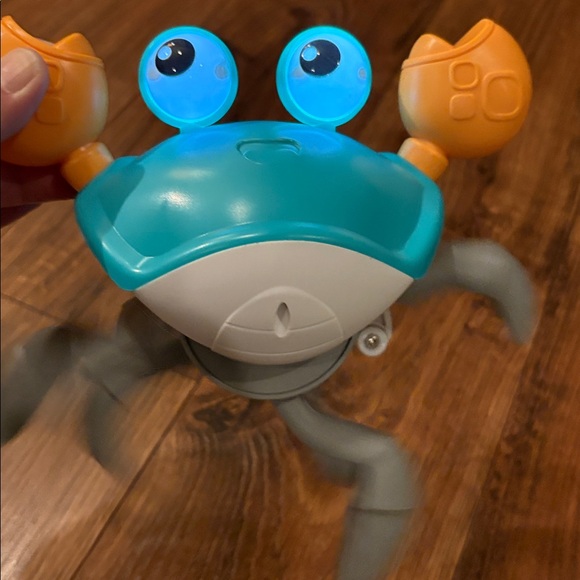 Qichen Cute Crab Toy with Sound and Light - Picture 10 of 11